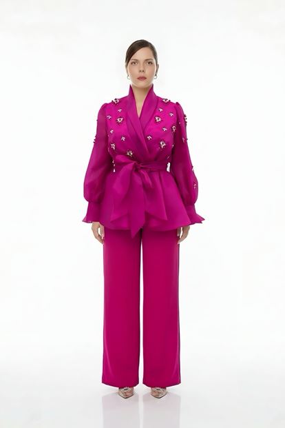 طقم جاكيت شيفون مزين باللؤلؤ باللون الفوشيا وبنطال سهرة بمقاسات كبيرة